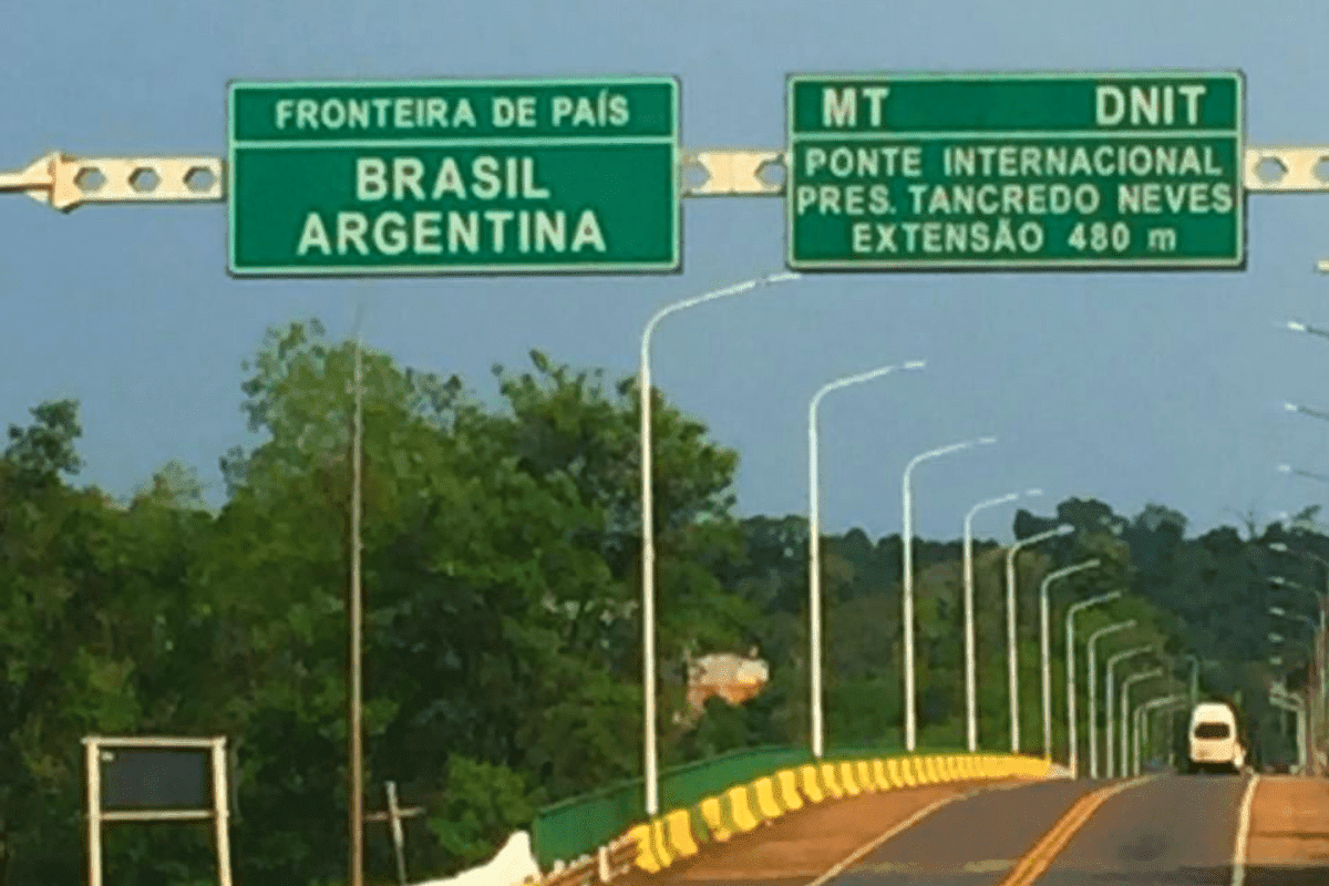 Road between Brazil and Argentina